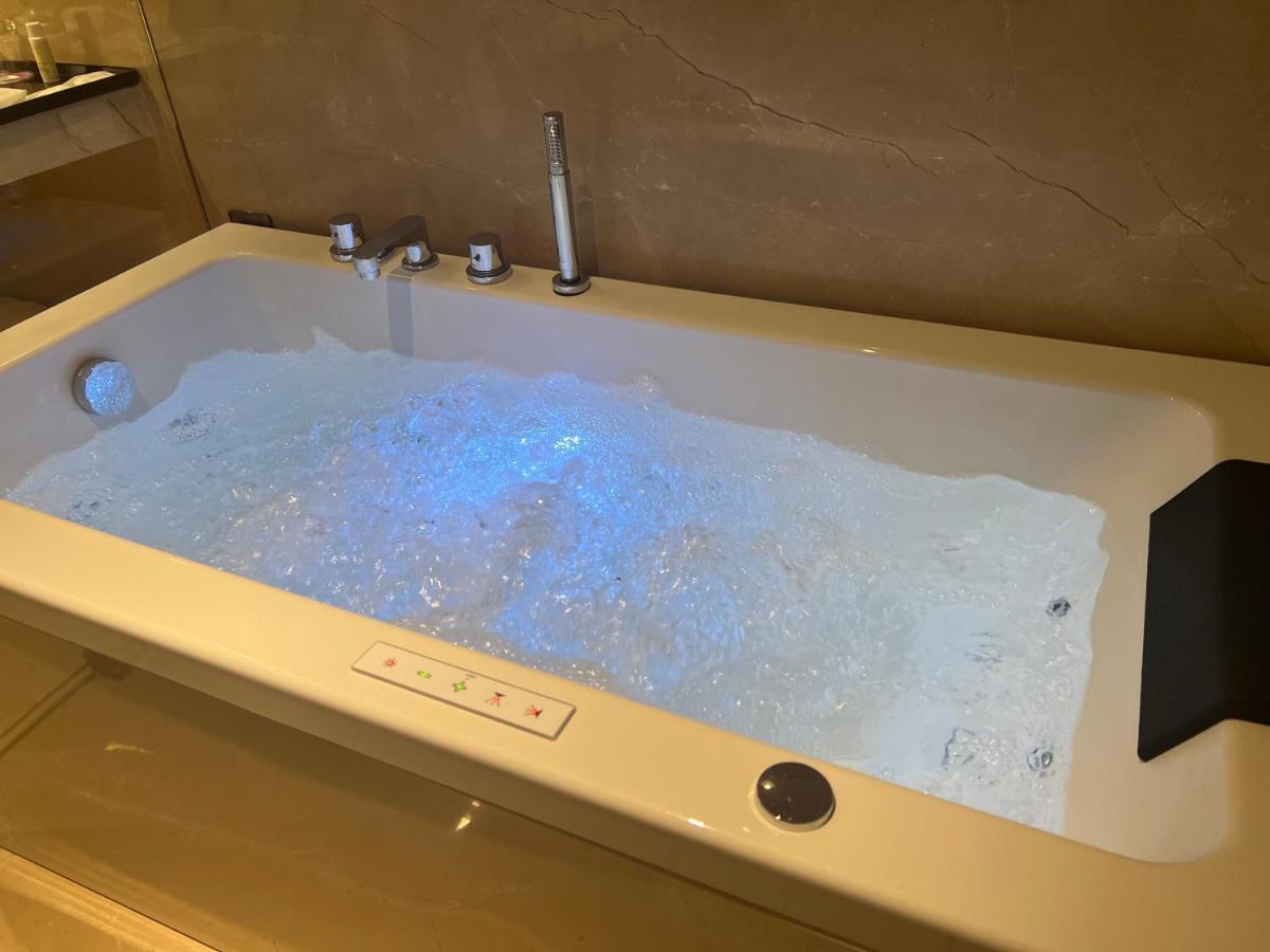 Planet Hollywood Thane Ngoại thất bức ảnh